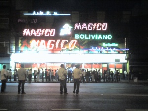 Entrada al boliche Magico boliviano, en el barrio de Liniers